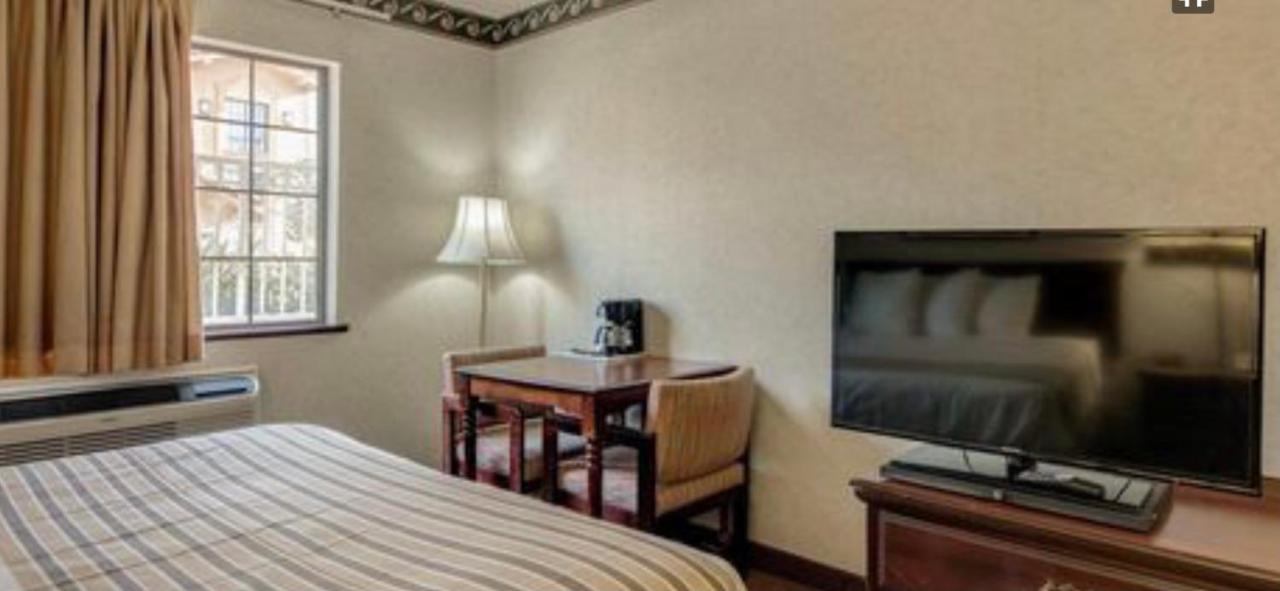 אל פאסו Econo Lodge Inn & Suites מראה חיצוני תמונה