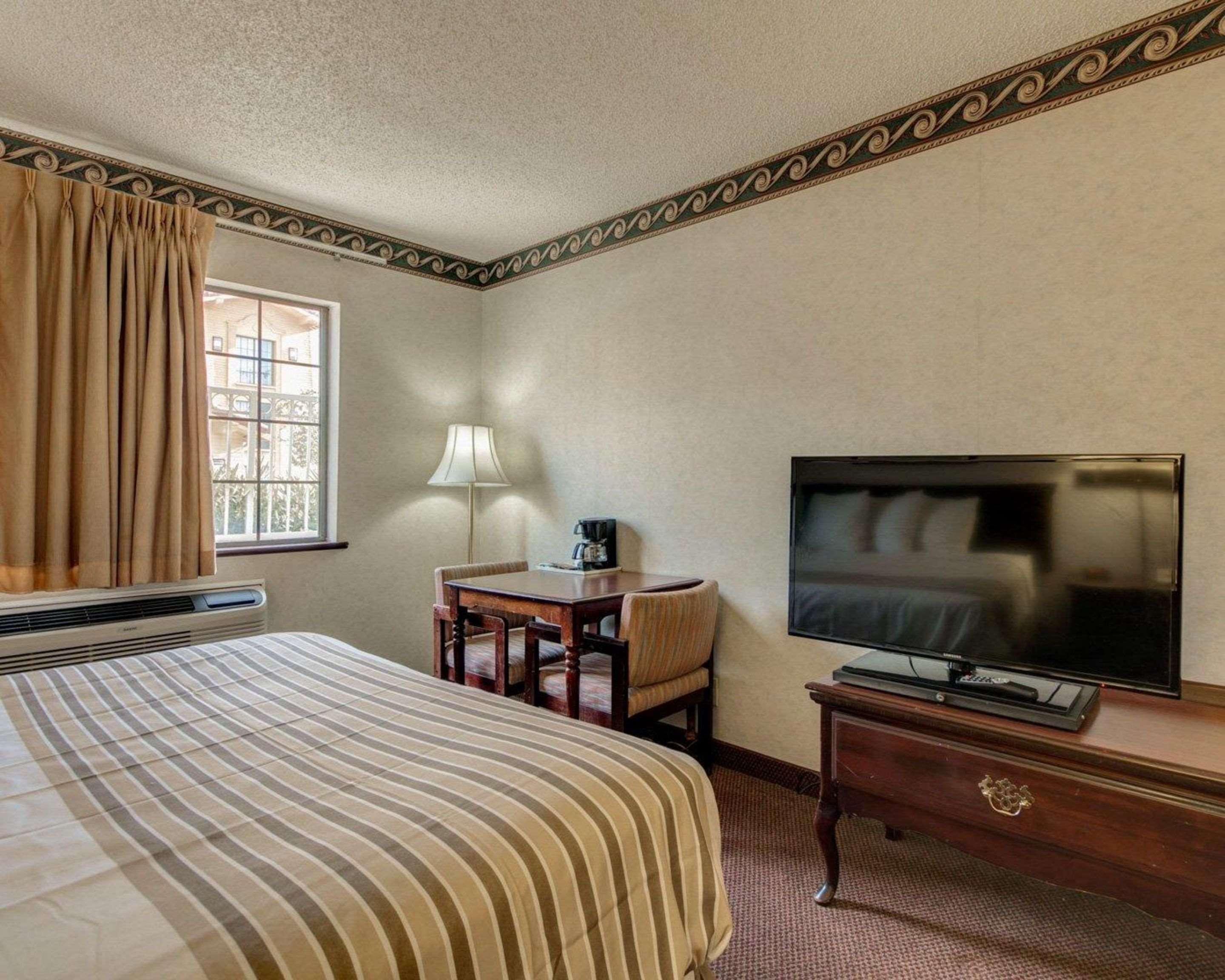 אל פאסו Econo Lodge Inn & Suites מראה חיצוני תמונה